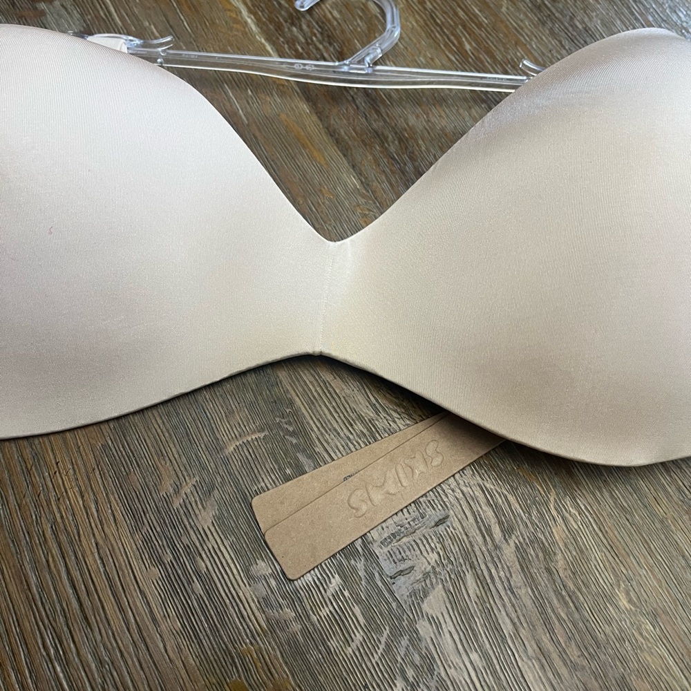 SKIMS wireless form push up plunge  Nude-Tone Bra